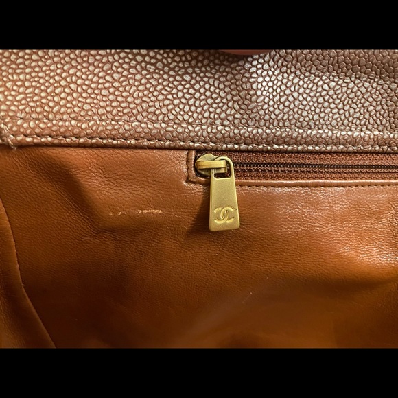 VINTAGE AUTHENTIC CHANEL CAVIAR IRIDESCENT TOTE - Picture 4 of 13